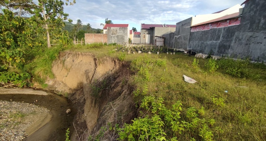Lokasi Perumahan Graha Alam Sutra 2 yang lokasinya sangat dekat dengan aliran sungai dan terancam longsor. (Foto: Nata/Gorontalo Post)