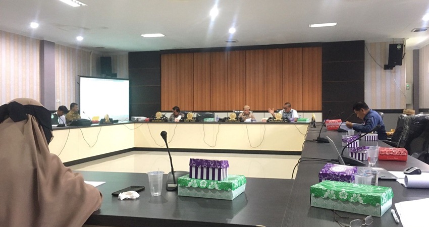 Pansus III Dekot Gorontalo saat membahas Ranperda Penyediaan dan Penyerahan PSU, di Aula IV DPRD Kota Gorontalo,Selasa (7/3/2023). (Foto: Irtiya/Gorontalo Post).