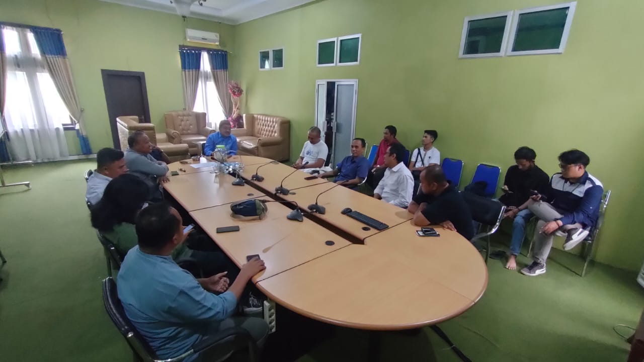 ketua Dekab Bonbol Halid Tangahu saat berbincang dengan sejumlah insan pers yang datang belum lama ini. (Foto dok) saat berbincang dengan sejumlah insan pers yang datang belum lama ini. (Foto dok)
