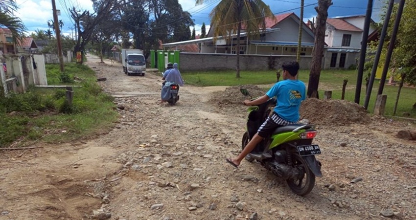 RUSAK. Salah satu kondisi jalan yang menggunakan PEN dan mengalami putus kontrak.