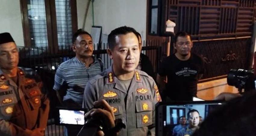 Kapolresta Bandung Kombes Kusworo Wibowo setelah mengecek rumah Eks Ketua KY Jaja Ahmad Jayus di Komplek GBA, Kabupaten Bandung, Jawa Barat, Selasa (28/3/2023). Foto: ANTARA/Bagus Ahmad Rizaldi