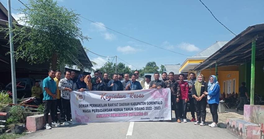 RESES. Aleg dapil Batudaa cs saat turun melihat pekerjaan jalan Pangadaa-Batu Layar yang belum selesai pekerjaannya. (F:Humas)