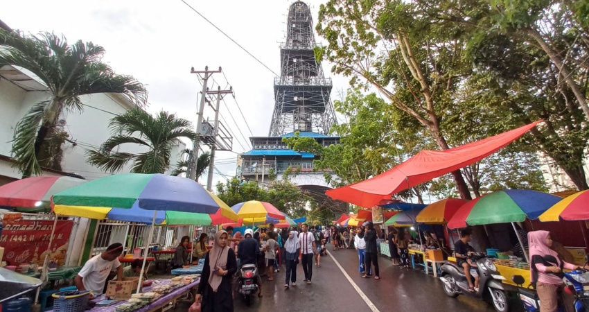 Suasana ngabuburit di sekitar menara limboto. Selasa, 28/3/23. (Foto : Tika Habibie-Gorontalo Post)