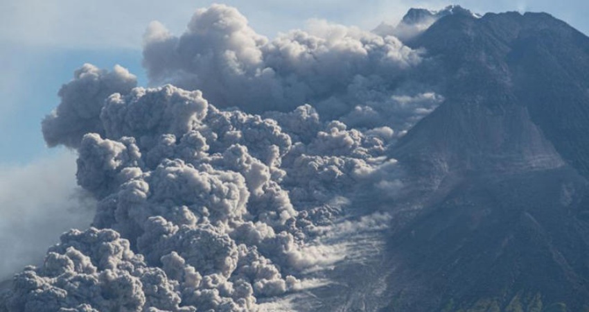 Luncuran awan panas Gunung Merapi terlihat dari Turi, Sleman, DI Yogyakarta, Minggu (12/3/2023). ANTARA FOTO/Andreas Fitri Atmoko/rwa. (Antara Foto/Andreas Fitri Atmoko)