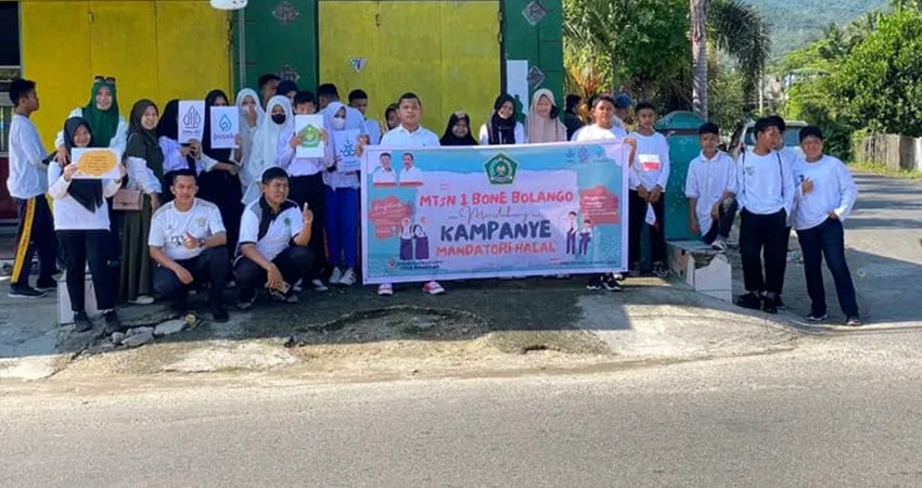 Mendukung kegiatan mandatori halal, MTSN 1 Bone Bolango ikut serta dalam kegiatan tersebut. Sabtu (18/03/2023) (Foto : Putri Syahra Masyhur, Gorontalo post)