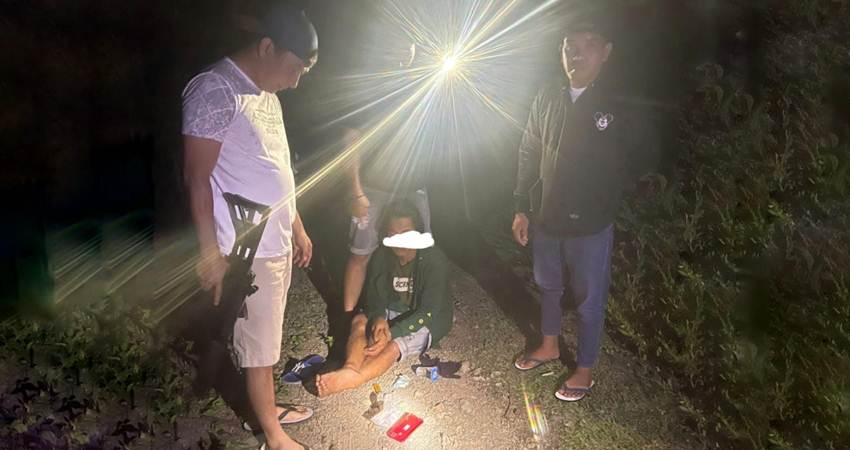 Satnarkoba Polres Pohuwato saat meringkus SL warga Kecamatan Moutong, di Desa Lomuli, Kecamatan Lemito, Kabupaten Pohuwato, Senin (20/3/2023).