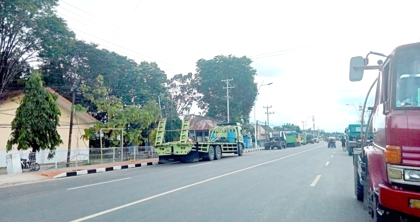 Banyak kenderaan-kenderaan besar parkir di badan jalan, sehingga mengakibatkan arus lalu lintas menjadi sempit dan bahkan dapat menyebabkan kecelakaan lalu lintas. (Foto: Merlina-Gorontalo post)