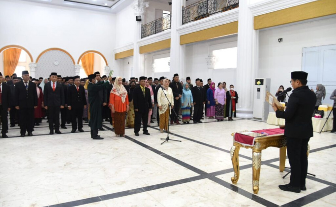 DIMINTA EMPATI : Pj Gubernur Hamka Hendra Noer saat melantik ratusan pejabat Pemprov, Senin (13/3). Hamka menekankan agar pejabat jangan suka pamer harta. (foto : dok pemprov)