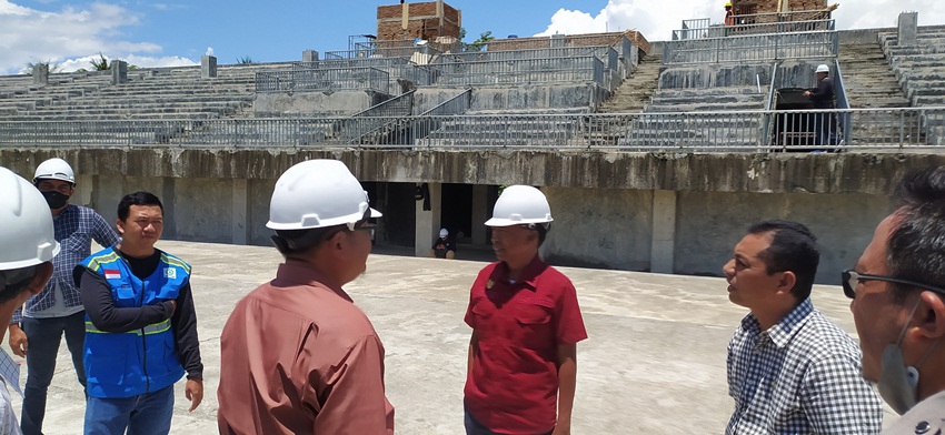 Aleg Sofyan Wahidji bersama aleg Darit Polingala dan aleg Paris Djali ditemani pihak pekerja dan dinas teknis meninjau pekerjaan GOR Bulotalangi. (Foto Caisar/GP)