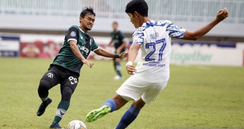 Pesepak bola PSIS Semarang Meru Kimura (kanan) dihadang pesepak bola Persikabo 1973 Komarudin (kiri) dalam pertandingan lanjutan BRI Liga 1 di Stadion Pakansari, Kabupaten Bogor, Jawa Barat, Selasa (21/2/2023). Pertandingan berakhir imbang 0-0. FOTO: ANTARA/Yulius Satria Wijaya/tom.