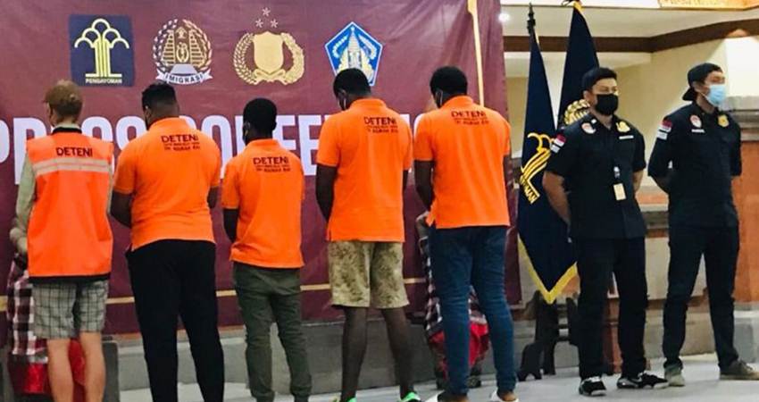 Petugas Kanwil Kemenkumham Bali menunjukkan empat warga negara Nigeria dan seorang warga Rusia saat menggelar konferensi pers di Kantor Kanwil kemenkumham Bali, Denpasar, Minggu (12/3/2023). ANTARA/Rolandus Nampu