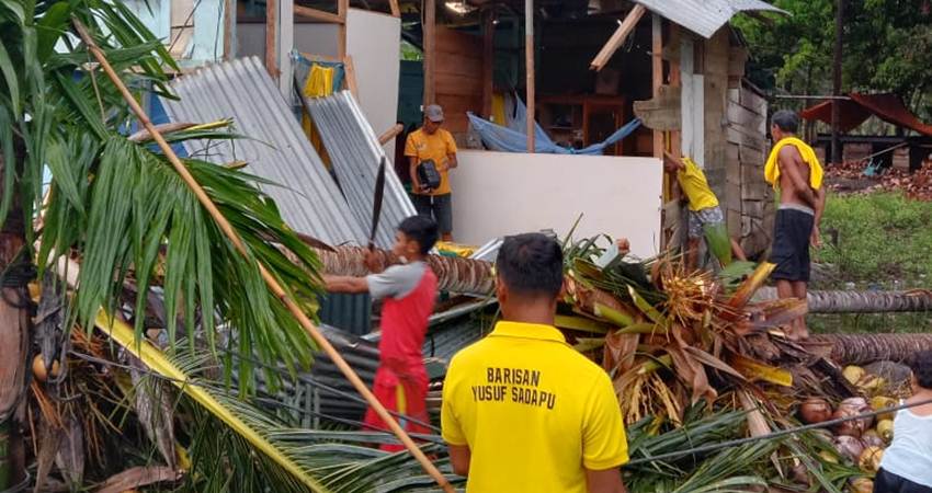Pohon Kelapa Tumbang, Timpa Rumah Milik Nasir di Pohuwato
