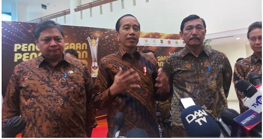 Presiden Joko Widodo saat ditemui usai menghadiri Penghargaan Penanganan COVID-19 di Gedung Dhanapala Jakarta, Senin (20/3/2023). Foto: ANTARA/Mentari Dwi Gayati