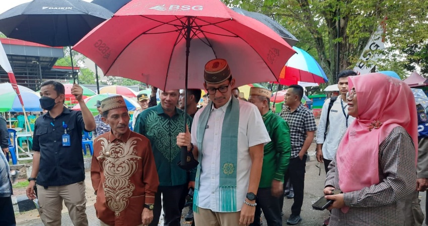 Menparekraf Sandiaga Salahudin Uno didampingi Bupati Gorontalo Prof. Nelson Pomalingo saat mendatangi stand PT PG Gorontalo yang ikut dalam pasar murah Ramadhan Fair” tahun 2023, sabtu (25/3/2023).