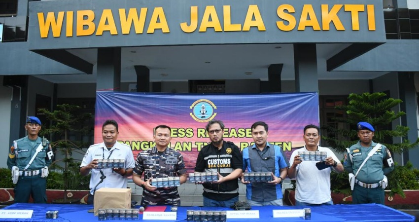 Pangkalan TNI AL (Lanal) Banten berhasil menggagalkan upaya pengiriman dua juta batang rokok ilegal yang dilakukan oleh di Pelabuhan ASDP Merak, Kota Cilegon, Banten, Sabtu (11/3). Foto: Dispenal