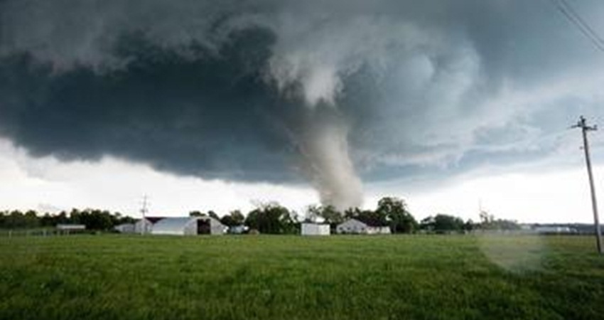 Ilustrasi tornado menghantam sebuah wilayah (AFP/Josh Edelson)