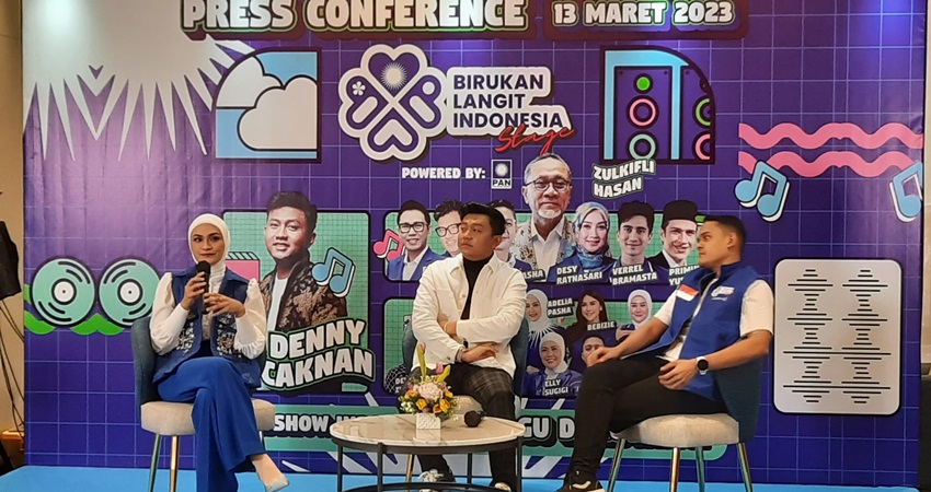 Wakil Ketua Umum Perempuan Amanat Nasional (PUAN) Putri Zulkifli Hasan mengungkapkan alasan pihaknya menggandeng Denny Caknan dalam acara Birukan Langit Indonesia Stage saat konferensi pers di DPP PAN, Jakarta Selatan, Senin (13/3). Foto: Kenny Kurnia Putra/JPNN.com