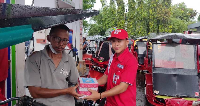 Berbagi Takjil di SPBU, Cara Pertamina Peringati Nuzulul Quran