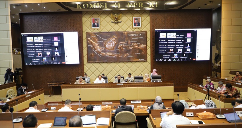 Rapat Komisi II DPR-RI dengan Menpan RB Abdulah Azwar Anas yang berlangsung di DPR-RI Jakarta, Senin (10/4). (Foto Kemenpan RB)