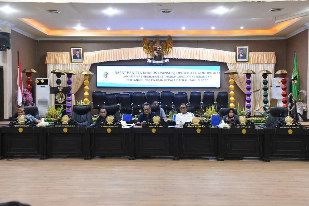 Ariston Tilameo saat memimpin rapat pembahasan Laporan Keterangan Pertanggungjawaban (LKPJ) di aula DPRD Kota, Senin (10/4/2023). (Foto: Humas)