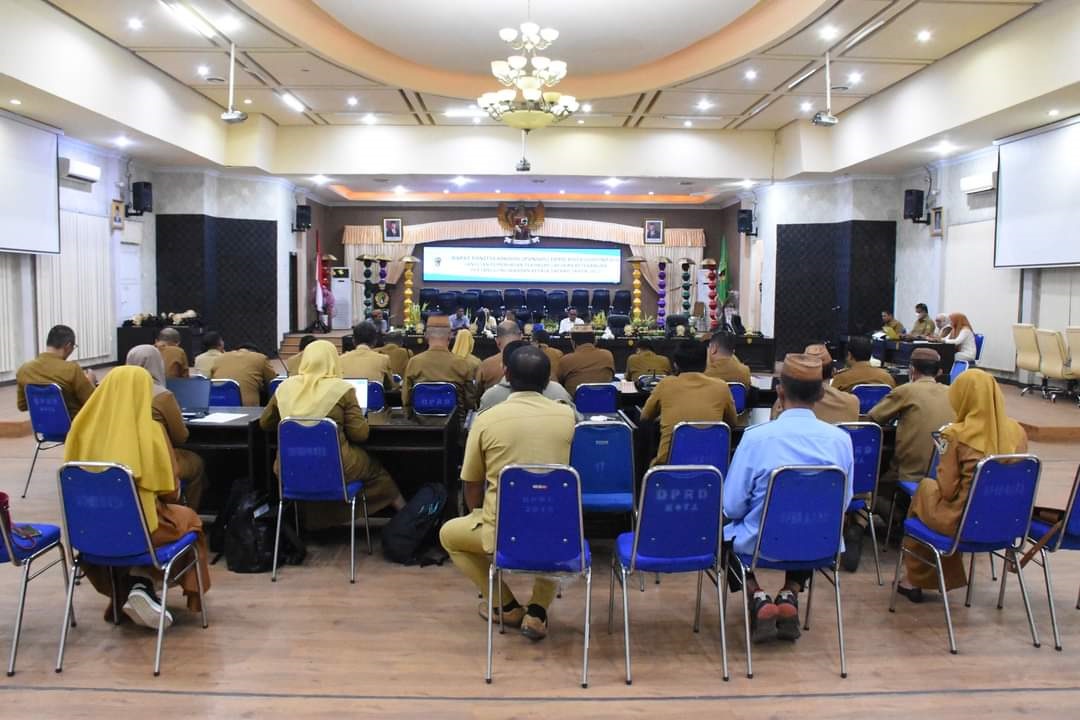 Pansus LKPJ Walikota dipimpin Ariston Tilameo saat menggelar rapat bersama OPD di DPRD Kota Gorontalo belum lama ini. (Foto: Wahyu/Humas Dekot).