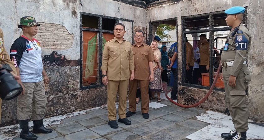 Gubernur Gorontalo, Hamka Hendra Noer, meninjua langsung kondisi rumah warga yang mengalami kebakaran, di Kelurahan Tamalate, Kota Gorontalo, Senin (10/4/). (Foto : Adhelia Ahmad )