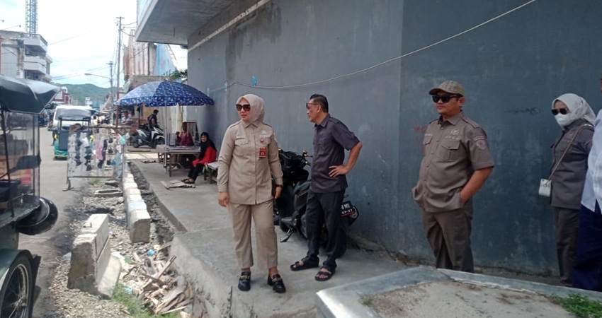 Pansus LKPJ Dekot 2022 saat melakukan peninjauan proyek di kawasan Pusat Perdagangan Kota Gorontalo, Senin (3/4/2023). (F. Diyanti/ Gorontalo Post)