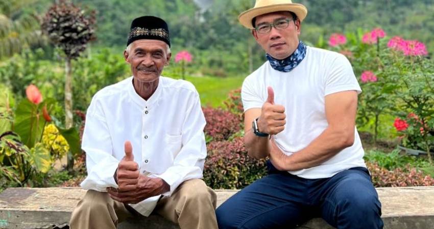 Ridwan Kamil mengapresiasi Abah Jajang, warga Kabupaten Cianjur, yang viral karena kediamannya memiliki pemandangan indah lantaran menghadap Curug (air terjun) Citambur dan menolak dijual meskipun rumahnya ditawar hingga Rp2,5 miliar.--