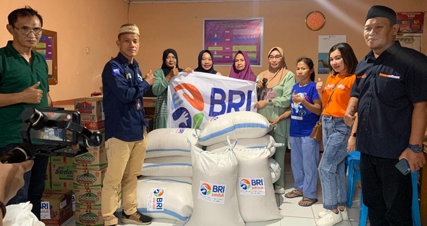 Branch Office Dede Sujana (kopiah keranjang) saat memberikan bantuan sembako