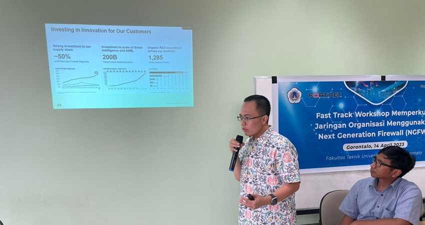 Marion Renaldo Rotinsulu, M.T., GCIH, NSE Architect, selaku Expert Security Consultant Fortinet bersama Dekan Fakultas Teknik UNG, Sardi Salim dalam kegiatan Fast Track Workshop di Kampus 4 UNG, Sabtu (14/4/2023).