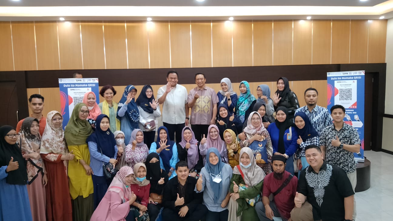 TERUS TUMBUH : Wakil Ketua DPR RI Rachmat Gobel, bersama Kepala BI Gorontalo, Dian Nugraha dan para pelaku UMKM pesera bazar ramadan di Galeri UMKM. (foto : istimewa)