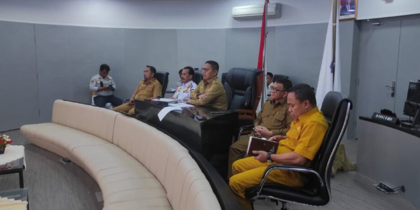 Dipimpin Penjabat Gubernur Hamka Hendra Noer, saat menggelar rapat secara virtual bersama Menteri Perhubungan (Menhub) Budi Karya Sumadi, dari ruang Command Centre Kantor Gubernuran, Selasa (11/4/).( Foto : pemprov)