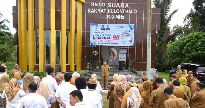HARSIARNAS : Kadis Kominfotik Provinsi Gorontalo Rifli Katili saat memimpin apel peringatan Hari Penyiaran Nasional (Harsiarnas) tahun 2023 di halaman kantor Radio RH, Senin (3/4). (foto : dok /pemprov)