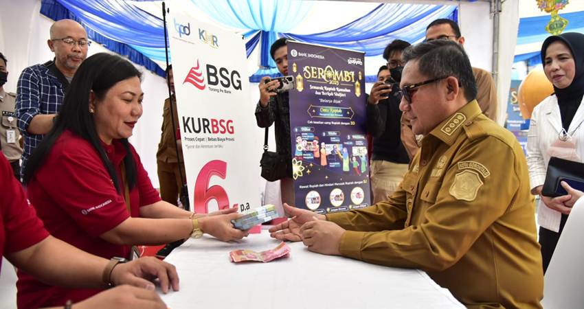 Wali Kota Gorontalo, Marten Taha tengah melakukan penukaran uang yang diselenggrakan KPW Bank Indonesia Provinsi Gorontalo di Lapangan Taruna Remaja Kota Gorontalo, Senin (10/4). (Foto: Prokopim)