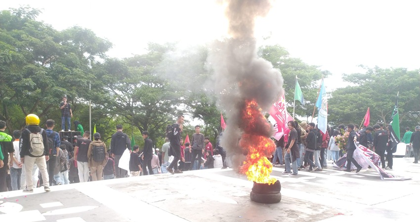 Demo UU Ciptaker Berujung Ricuh // jdl