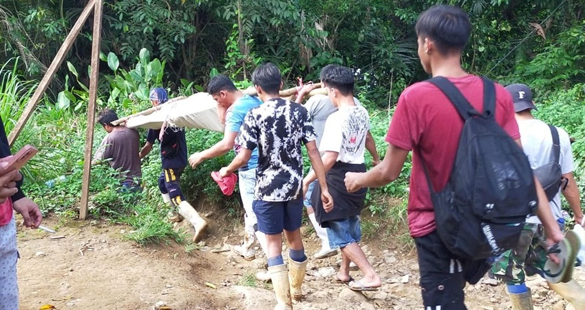 Proses evakuasi empat penambang emas di kawasan pertambangan emas tradisional Desa Tulabolo Timur, Kabupaten Bone Bolango, Sabtu (8/4). (foto : istimewa)