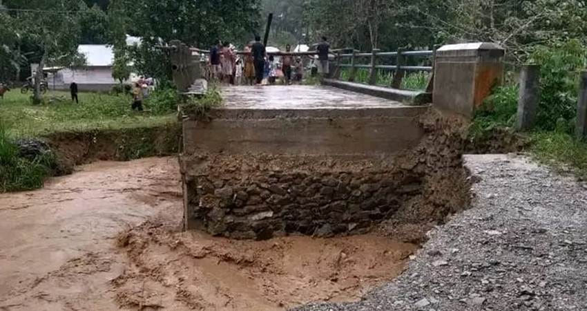 Dihantam Banjir, Jembatan Desa Batulayar Amblas