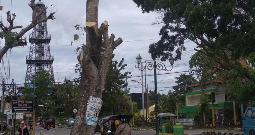 Kondisi traffic light yang ada di simpang empat Kayu Bulan tidak berfungsi lagi.