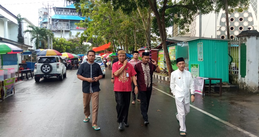 BUPATI Gorontalo Prof DR Nelson Pomalingo didampingi Sekda Roni sampir saat mengecek kesiapan lokasi yang dikunjungi Wapres.