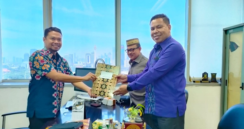 Penyerahan tiga nama calon Penjagub Gorontalo usulan Deprov yang diserahkan Setwan Sudarman Samad di Kemendagri pekan lalu, yang disaksikan Wakil Ketua Deprov Awaludin Pauweni bersama sejumlah anggota Deprov. (Humas)