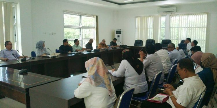 Rapat kerja Komisi I Deprov Gorontalo bersama Dinas PU dan Badan Keuangan, Rabu (12/4). (Humas)