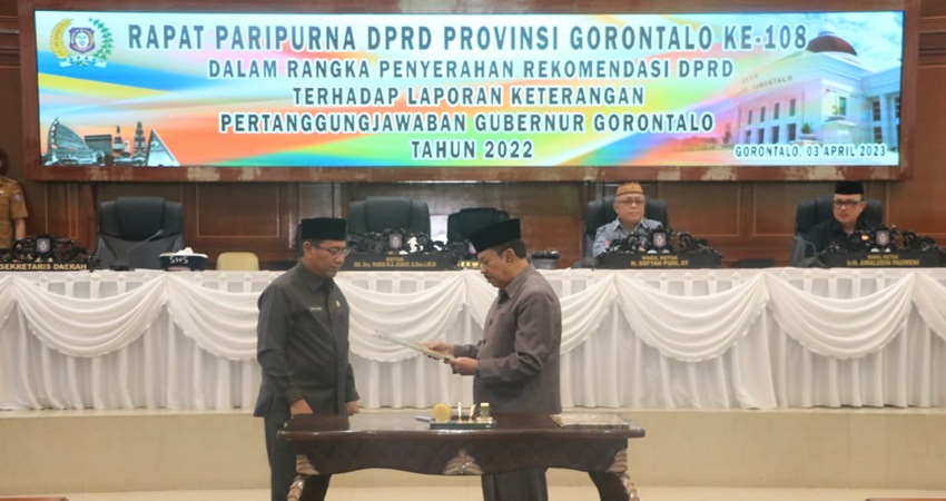 Ketua Deprov Gorontalo Paris Jusuf menyerahkan rekomendasi Deprov terhadap LKPJ Gubernur 2022 ke Penjabat Sekda Syukri Botutihe dalam rapat paripurna, kemarin (3/4). (Humas)