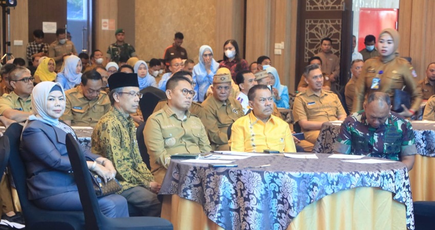 Ketua Deprov Paris Jusuf saat menghadiri musyawarah perencanaan pembangunan (Musrenbang) Provinsi Gorontalo di Aston Hotel, Senin (10/4). (Humas)