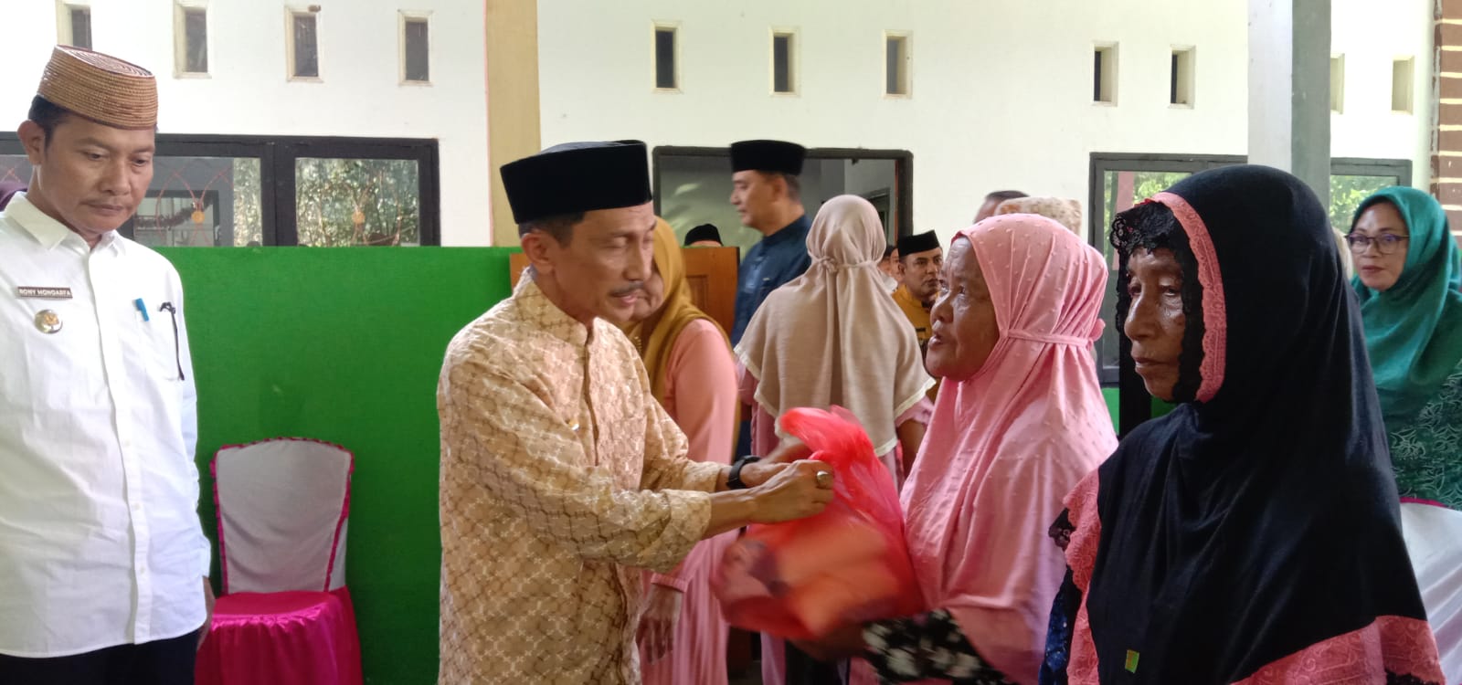 BUPATI Gorontalo Prof DR Ir Nelson Pomalingo bersama Wabup Hendra S Hemeto saat menyerahkan bantuan dalam sela-selaka kegiatan evaluasi di Kecamatan Biluhu.