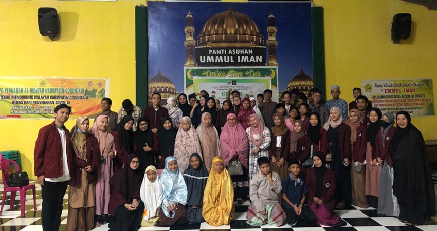 Bersama Dosen, Mahasiswa Fisika, dan Anak-anak Panti Asuhan. (Foto: Istimewa).