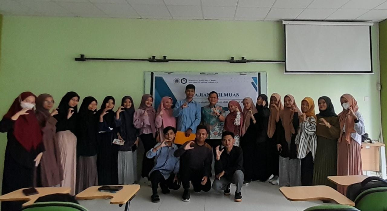 Pemberian materi oleh Prof. Dr. Lukman A.R Laliyo, M.Pd,. M.M kepada mahasiswa. (Foto: Sriwahyuni Pontoh/ MG Gorontalo Post).