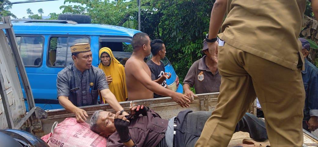 SEKDA Roni Sampir saat ikut membopong dan mengevakuasi korban tabrakan.