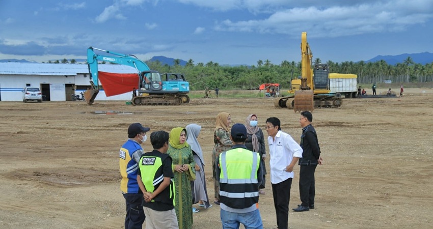 BANDARA POHUWATO : Wakil Bupati Pohuwato, Suharsi Igirisa saat mengecek pekerjaan bandara di desa Imbodu, pekan lalu. (foto : istimiewa)