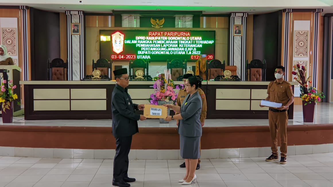 Serah terima LKPJ 2022 oleh Bupati Gorut, Thariq Modanggu kepada Ketua DPRD, Deasy S.M Datau.