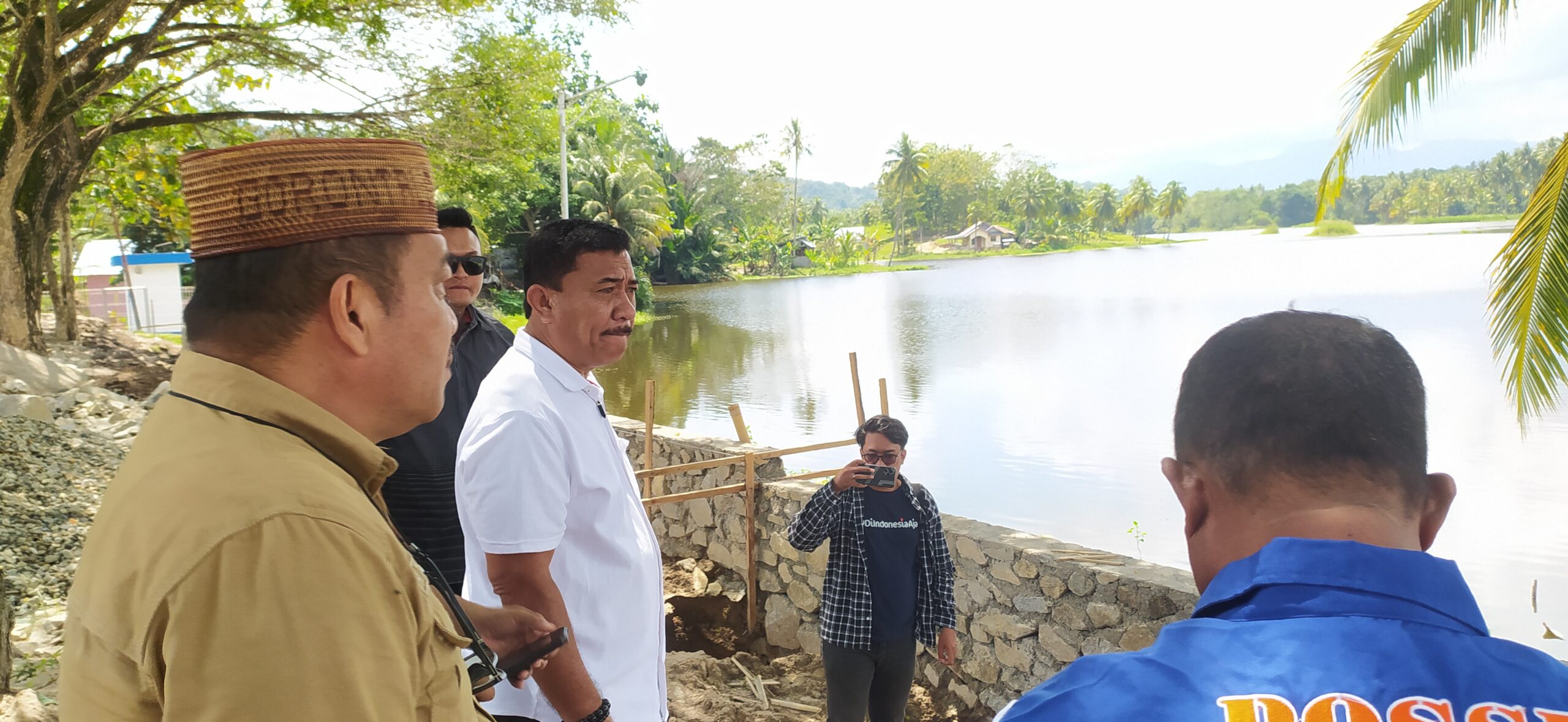 aleg dapil Suwawa cs saat meninjau pekerjaan penataan kawasan danau Perintis diagenda reses baru baru ini. (Foto dok)